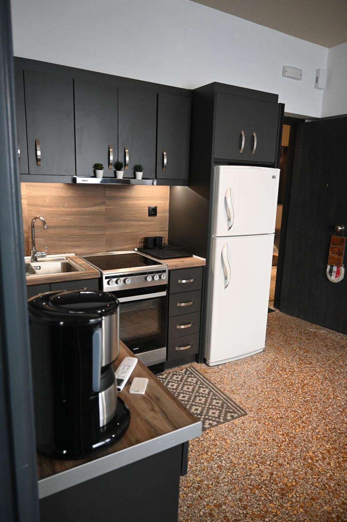 Haris 303 Apartment By Vpn Accomodation アテネ エクステリア 写真
